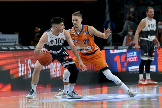 队的对抗中 队的对抗中